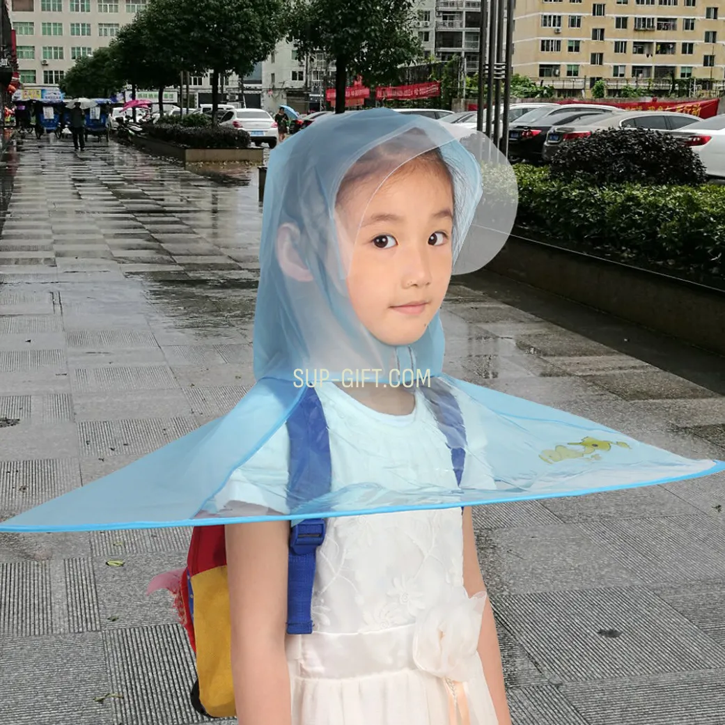 學生頭戴透明斗篷雨帽